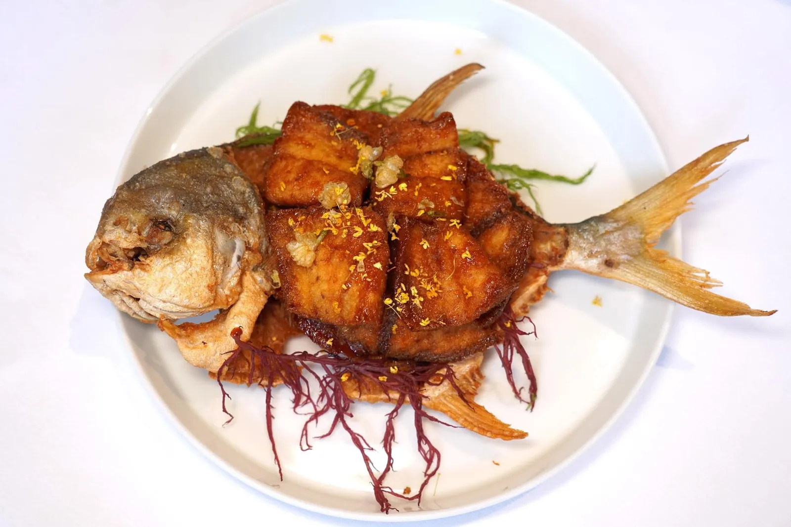 Crispy Silvery Pomfret with Jasmine (168 CNY)ปลาจาระเม็ดเงินที่ทอดมากรอบ เบา ไม่อมน้ำมัน ทั้งยังเสิร์ฟมาเป็นชิ้นขนาดพอดีคำ มีอโรมาหอม ๆ ของดอกมะลิโดดเด่นมาก ๆ (17/20)
