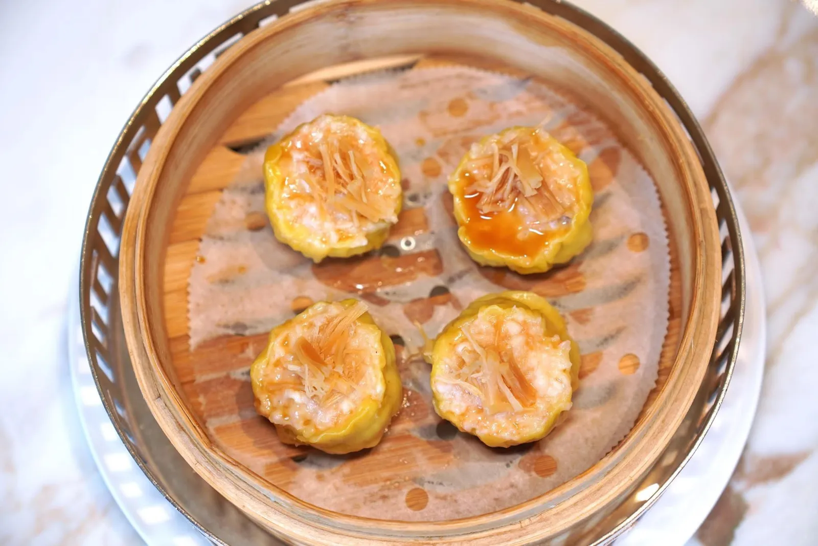 Steamed Pork and Squid Dumplings with Conpoy (L) (108 CNY)ขนมจีบชิวหม่ายเสิร์ฟมาชิ้นใหญ่เต็มปากเต็มคำ ไส้ด้านในมีความนุ่มและสู้ฟันจากการผสมผสานเนื้อหมูและหมึกเข้าด้วยกัน จากนั้นท็อปด้านบนกังป๋วยช่วยเพิ่มความอูมามิ นอกจากนี้ยังมีซอสสูตรพิเศษอีกด้วย (16/20)