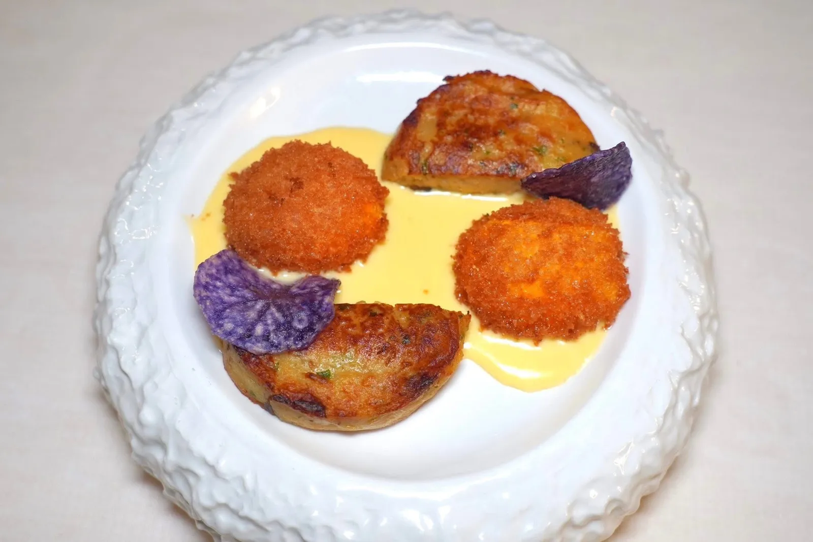 CRUNCY EGG YOLK, PORCINI AND POTATOES SUBRIC AND TALEGGIO FONDUE IGP (24 €)ไข่แดงที่ชุบผิวด้านนอกจนกรอบ เมื่อตัดจะพบกับไข่แดงไหลเยิ้มออกมา เชฟเสิร์ฟมากับ Subric ที่ผสมผสานมันฝรั่งและเห็ดพอร์ชินีเข้าด้วยกัน จากนั้นเพิ่มเติมรสชาติด้วยฟองดูของชีส Taleggio IGP (14/20)