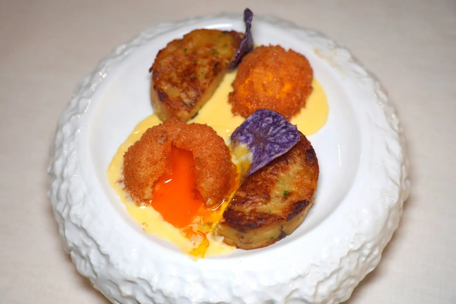 CRUNCY EGG YOLK, PORCINI AND POTATOES SUBRIC AND TALEGGIO FONDUE IGP (24 €)ไข่แดงที่ชุบผิวด้านนอกจนกรอบ เมื่อตัดจะพบกับไข่แดงไหลเยิ้มออกมา เชฟเสิร์ฟมากับ Subric ที่ผสมผสานมันฝรั่งและเห็ดพอร์ชินีเข้าด้วยกัน จากนั้นเพิ่มเติมรสชาติด้วยฟองดูของชีส Taleggio IGP (14/20)