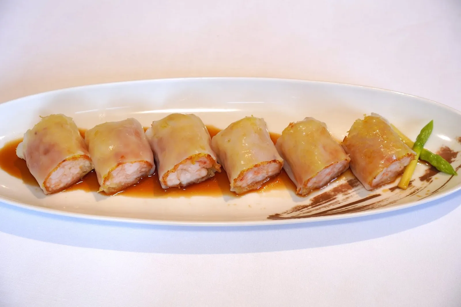 Steamed Rice Rolls with Crispy Shrimp Spring Rolls (L) (178 CNY)ชางฝั่นหรือก๋วยเตี๋ยวหลอด แป้งด้านนอกบางนุ่มตัดกันกับชั้นตรงกลางที่มีความกรอบ สุดท้ายคือด้านในซึ่งเป็นไส้กุ้งแน่น ๆ หวานเด้ง ก่อนชิมให้เทราดซอสลงไปด้วย (16/20)