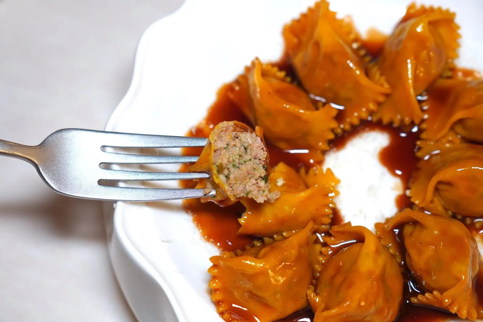 TRADITIONAL LANGA'S PLIN WITH THREE ROASTED MEATS AND MEAT STOCK (25 €)Plin เป็นพาสต้าทรงเกี๊ยวท้องถิ่นของภูมิภาค Langhe ด้านในคือเนื้อสัตว์ 3 ชนิดทั้งเนื้อหมู, เนื้อกระต่าย และเนื้อวัวบดรวมกันจนได้ออกมาเป็นมิติทางเนื้อสัมผัสที่ละมุนลิ้นไร้ที่ติ จากนั้นราดด้วยซอสเนื้อรสชาติเข้มข้น (15/20)