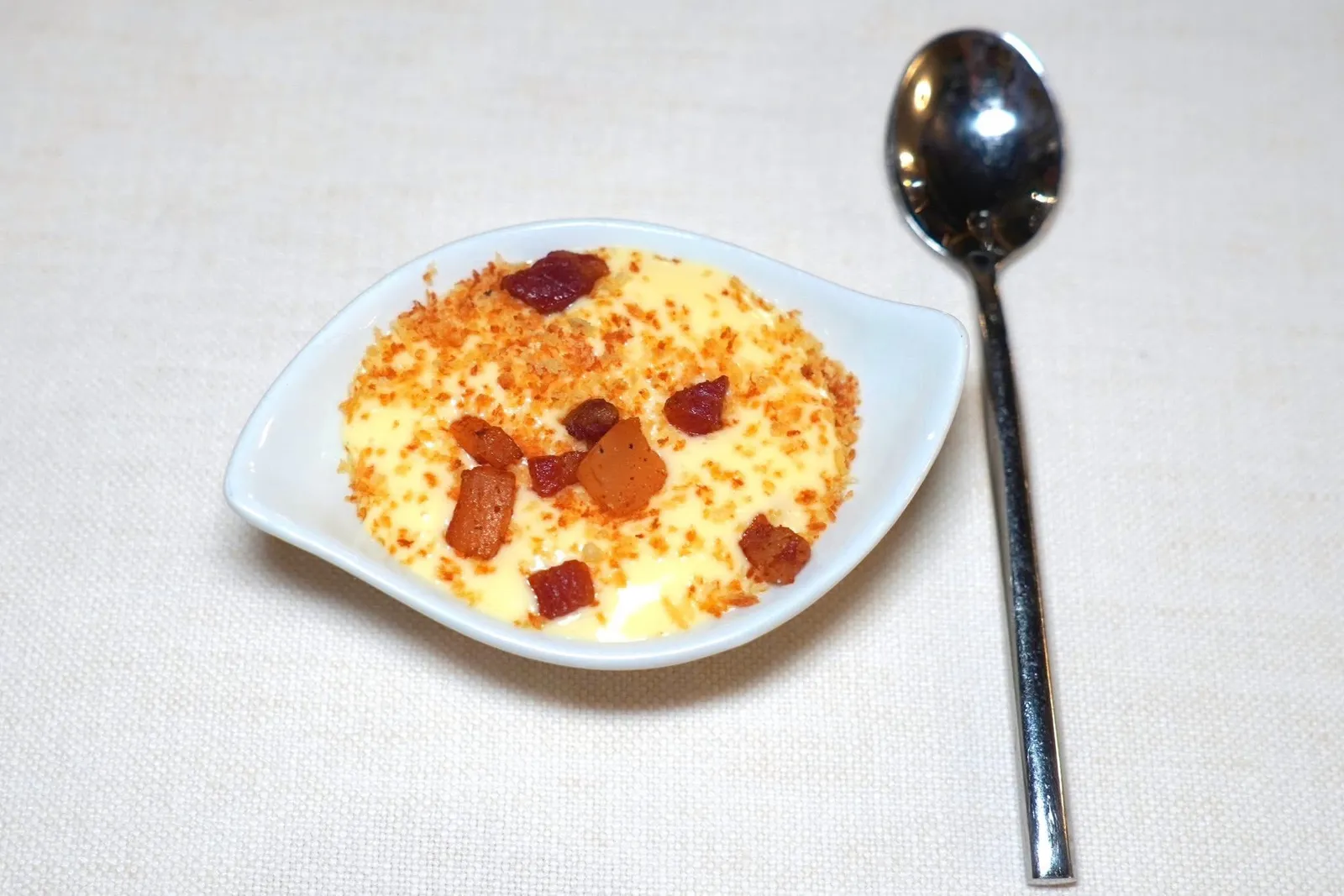 AMUSE-BOUCHEเริ่มต้นมื้ออาหารด้วย Carbonarra Foam มีความหอม มัน และเค็มของชีส รวมไปถึงเนื้อหมู เชฟยังเพิ่มความกรอบของเกล็ดขนมปังทอดลงไปด้วย (14/20)