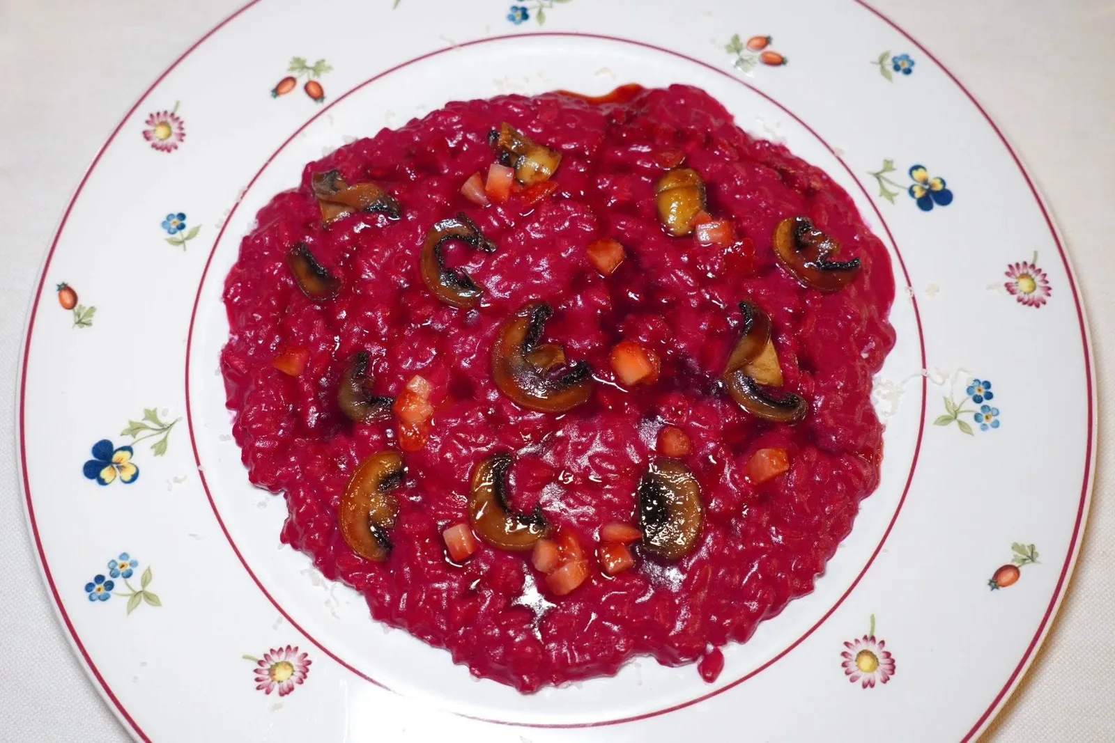 RISOTTO WITH BEETROOT, CHAMPIGNON MUSHROOMS, STRAWBERRIES FROM ROERO, SALTY RICOTTA AND POMEGRANATE VINEGAR (26 €)ข้าวรีซอตโต้หุงมาสุกกำลังดี รสชาติมีอโรมาเฉพาะตัวของบีทรูท ความเค็มและฝาดของ Salty Ricotta ตัดกันกับความเปรี้ยวของสตรอว์เบอร์รี่จาก Roero และน้ำส้มสายชูทับทิม เมล็ดข้าวมีความสู้ฟันตัดกันกับความละมุนของเห็ดกระดุมได้อย่างลงตัว (15/20)