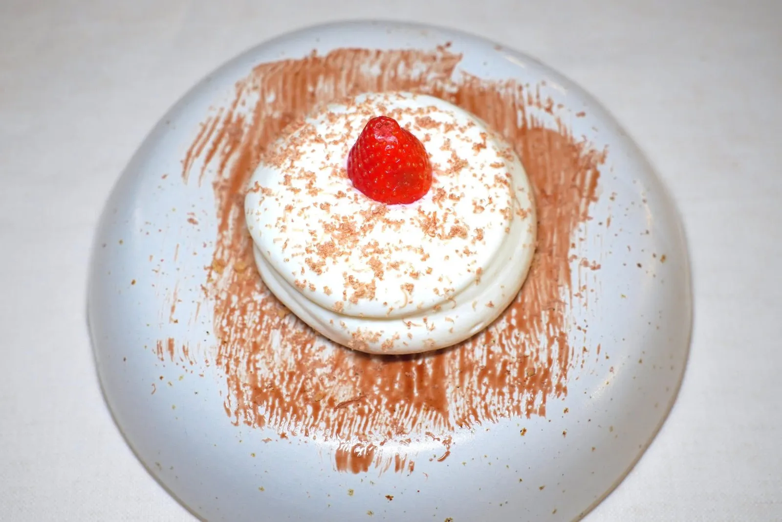FOR MICHELE FERRERO (15 €)In honor of Michele and Pietro Ferreroปิดท้ายด้วยของหวานที่เชฟตั้งใจรังสรรค์ขึ้นมาเพื่ออุทิศให้กับ Michele Ferrero นักธุรกิจพันล้านชื่อดังเจ้าของแบรนด์ของหวานชื่อดังระดับโลก เชฟเสิร์ฟมูสนูเทลล่ามากับแยมราสเบอร์รี่ ช็อกโกแลตคาราเมล จากนั้นท็อปด้านบนโดยโฟมนมหอมมัน (15/20)
