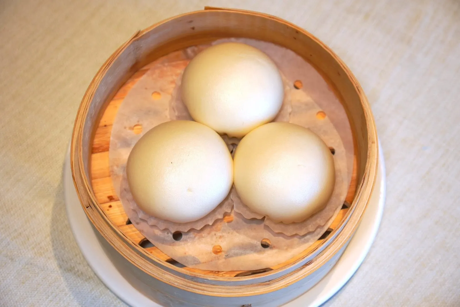 奶皇流沙包 (3粒) (42 CNY+)Steamed Custard Bun with Salted Egg Volk (3 pcs)ซาลาเปาแป้งนุ่มบาง ด้านในสอดไส้คัสตาร์ดไข่เค็มที่มีรสชาติเค็มพอประมาณ หอม กลมกล่อมมาก ๆ (16/20)