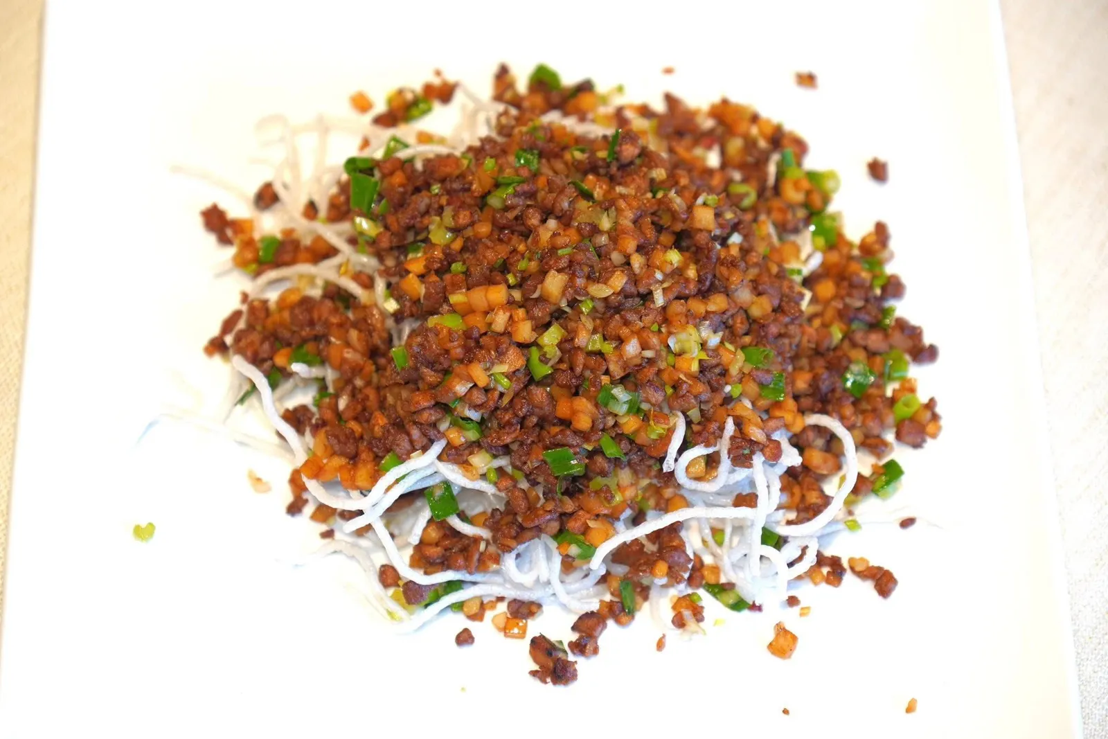 生菜片鸭崧 (50 CNY+)Minced Duck with Lettuceสำหรับคอร์สที่ 2 เราเลือกนำเนื้อไปเป็ดไปทำเป็นเมี่ยง เนื้อเป็ดสุกพอเหมาะ ไม่กระด้าง มีความหอมของขิงและต้นหอม วิธีชิมให้พับห่อลงไปกับผักกาดแก้ว (16/20)
