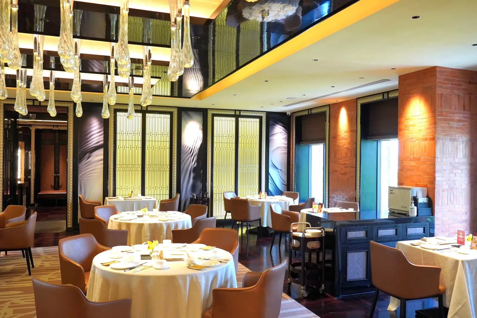 เพดานร้านไม่สูงนักแต่ด้วยการออกแบบประกอบการเลือกใช้โทนสีดำขรึมทำให้ภายในร้านดูโปร่งไม่อึดอัดตา เราขอแนะนำให้ระบุจองที่นั่งริมหน้าต่างเพื่อชมวิวผู้คนและรถยนต์ที่สัญจรผ่านไปมา