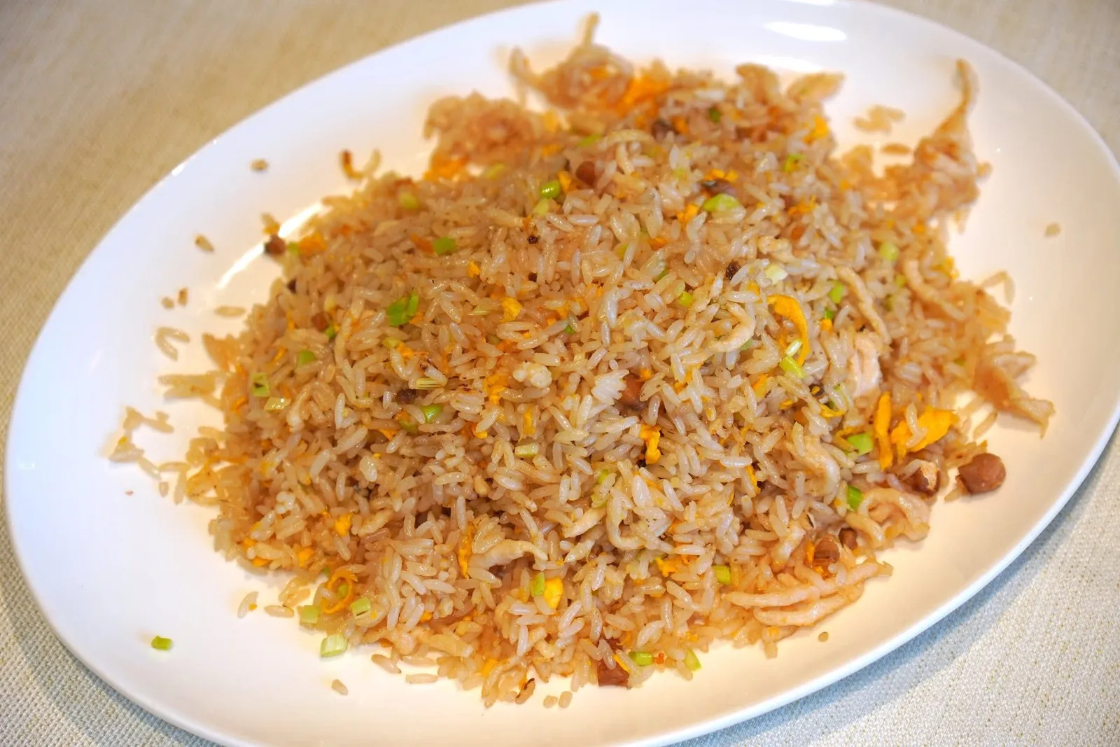 咸鱼鸡丝炒饭 (118 CNY+)Fried Rice with Shredded Chicken & Salted Fishจานนี้คือข้าวผัดไก่ฉีกปลาเค็ม เมล็ดข้าวแห้งร่วนพอเหมาะ เนื้อไก่ฉีกสุกกำลังดีไม่กระด้าง ทั้งยังมีอโรมาของปลาเค็มและไข่ที่ผ่านการคั่วในกระทะร้อนลอยแตะจมูกอีกด้วย (16/20)
