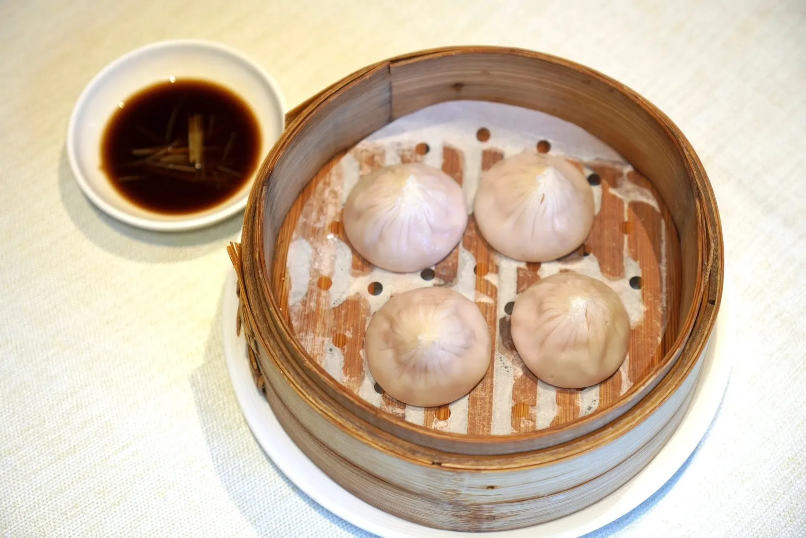 上海小笼包 (4粒) (36 CNY+)Steamed Pork Dumpling (4 pcs)เสี่ยวหลงเปาเป็นติ่มซำที่ห้ามพลาดสำหรับผู้ที่แวะมานครเซี่ยงไฮ้ แป้งชั้นนอกบาง ด้านในเป็นเนื้อหมูนุ่มละมุน นอกจากนี้ซุปข้างในยังมีรสชาติกลมกล่อม หอมโดดเด่นอีกด้วย (17/20)