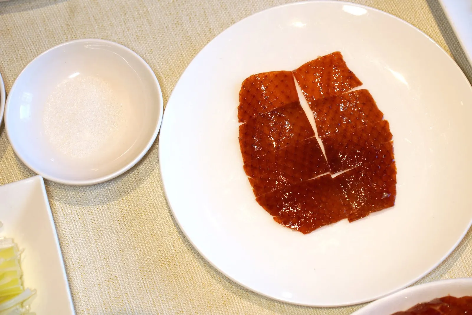 北京式烤鸭 (每只) (498 CNY+)Peking Duck (Whole) (1,500 g)หนังส่วนแรกคืออกที่มีความกรอบ บาง เหมาะกับการจิ้มน้ำตาลและซอสฮอยซินสไตล์ปักกิ่งที่จะมีรสชาติเค็มนำ (16/20)