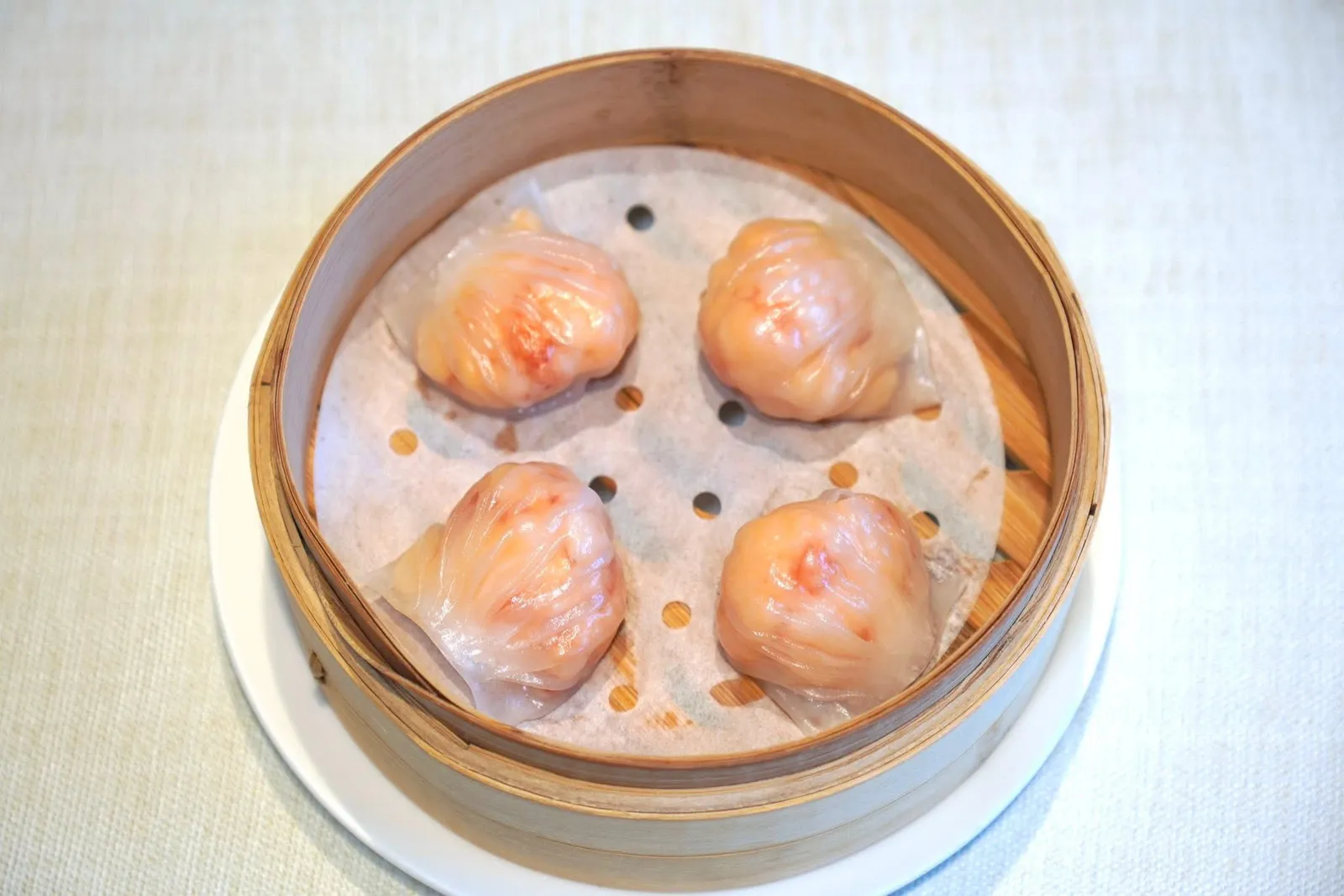笋尖鲜虾饺 (4粒) (48 CNY+)Steamed Shrimp Dumpling (4 pcs)ห้ามพลาดฮะเก๋านึ่งออกมาโดยมีขอบแป้งบาง ไส้ด้านในอัดแน่นไปด้วยเนื้อกุ้งหวานกรอบ (16/20)