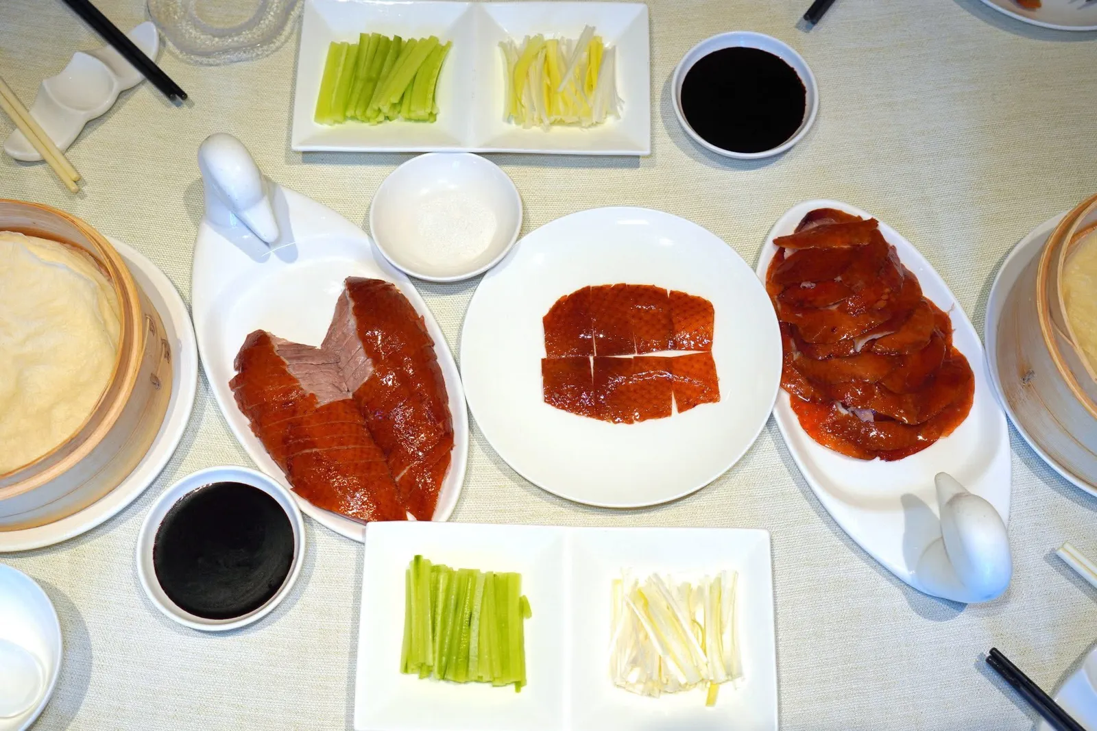 北京式烤鸭 (每只) (498 CNY+)Peking Duck (Whole) (1,500 g)เชฟจะมาทำการแล่ให้ชมกันข้าง ๆ โต๊ะ (16/20)