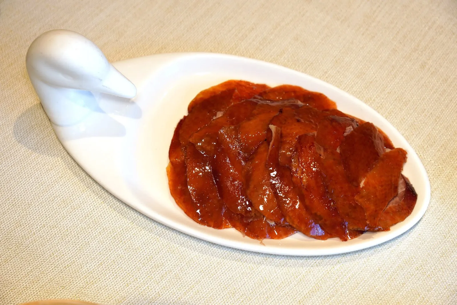 北京式烤鸭 (每只) (498 CNY+)Peking Duck (Whole) (1,500 g)ยังมีส่วนของหนังข้างตัวแล่มาแยกอีกจานหนึ่ง (16/20)