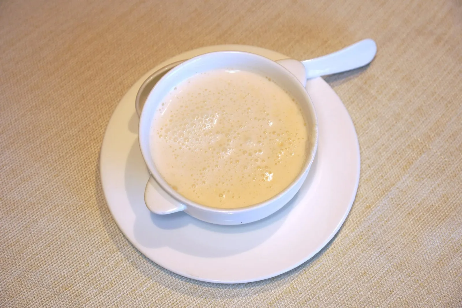 生磨杏仁茶 (39 CNY+)Chinese Almond Creamปิดท้ายด้วยครีมอัลมอนด์หอมละมุน ทางร้านใส่ไข่ขาวลงไปด้วย (15/20)