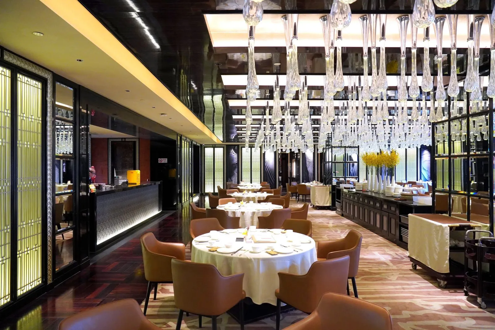 🎗️ สำหรับสาขาในนครเซี่ยงไฮ้ตั้งอยู่บนชั้น 4 ของ Yi Feng Galleria ตรงข้ามโรงแรม The Peninsula Shanghai ไม่ไกลกันกับจุดชมวิวของ The Bund อันโด่งดัง