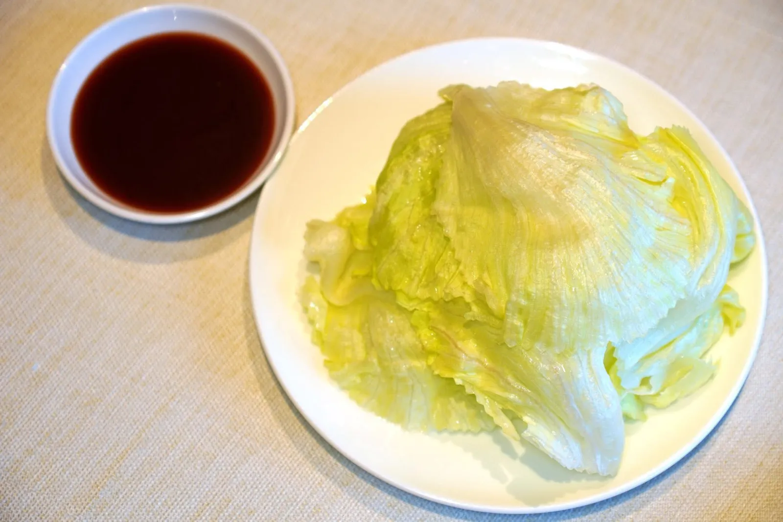 生菜片鸭崧 (50 CNY+)Minced Duck with Lettuceสำหรับคอร์สที่ 2 เราเลือกนำเนื้อไปเป็ดไปทำเป็นเมี่ยง เนื้อเป็ดสุกพอเหมาะ ไม่กระด้าง มีความหอมของขิงและต้นหอม วิธีชิมให้พับห่อลงไปกับผักกาดแก้ว (16/20)