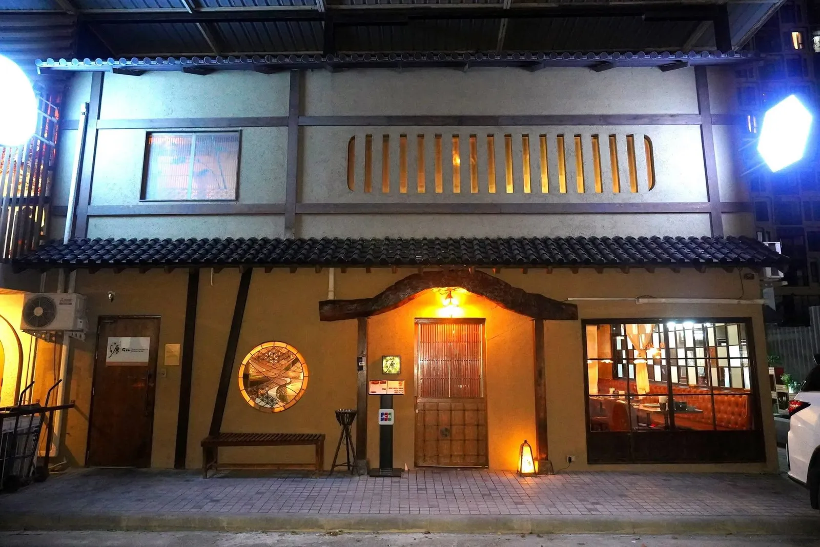 ในส่วนของเครื่องดื่มทางร้านมีให้เลือกอย่างครบกันไม่ว่าจะเป็นเบียร์ สาเก และไวน์คุณภาพดีในราคาที่จับต้องได้ นอกจากนี้พนักงานทุกคนยังให้บริการอย่างเป็นกันเองอีกด้วย