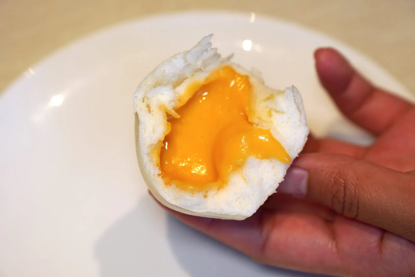 奶皇流沙包 (3粒) (42 CNY+)Steamed Custard Bun with Salted Egg Volk (3 pcs)ซาลาเปาแป้งนุ่มบาง ด้านในสอดไส้คัสตาร์ดไข่เค็มที่มีรสชาติเค็มพอประมาณ หอม กลมกล่อมมาก ๆ (16/20)