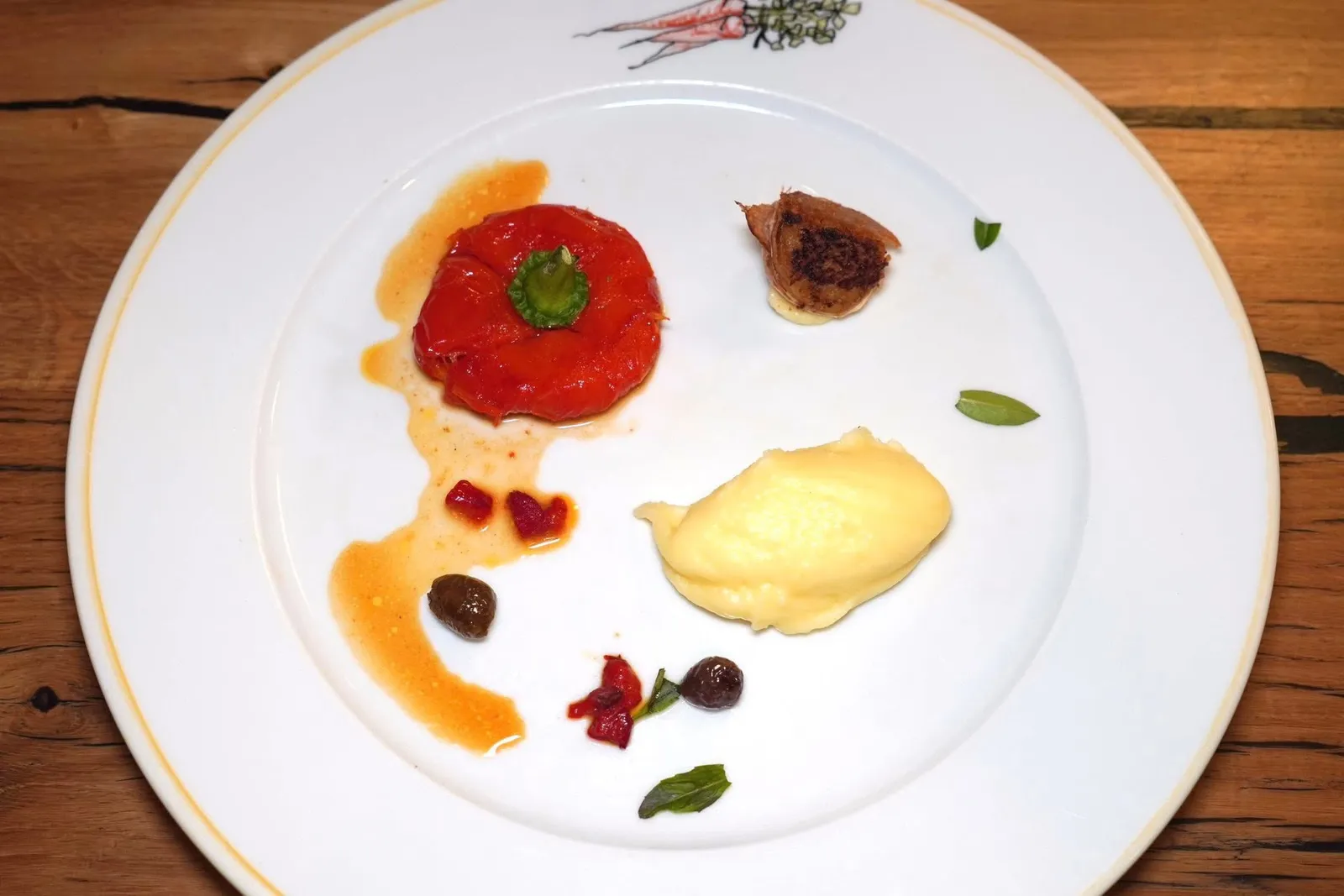 Le piment «caviar». l'ail doux et la pomme de terre de montagne.พริกหวานชิ้นใหญ่ที่ผ่านการเชื่อม (Candied) เสิร์ฟมากับพริกหวานชิ้นเล็กที่ผ่านการนำไปอบ (Roasted) ข้าง ๆ กันคือมันฝรั่งภูเขาจากทางตอนใต้ของอิตาลีบดจนเนื้อเนียนละมุน อีกฝั่งหนึ่งคือกระเทียมสีชมพูอบเสิร์ฟมาบนมันฝรั่งบดอีกทีหนึ่ง (16/20)