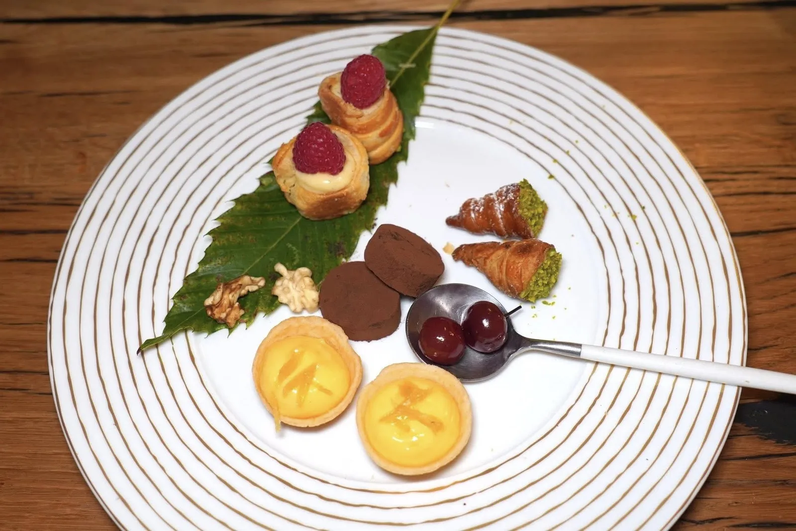 Mignardisesปิดท้ายด้วยของหวานจิ๋วหลายอย่างคือ Fresh nuts, Lemon pie with candied lemon zest, Cereal biscuit with dark chocolate powder, Cone with pineapple cream and fresh Bronte pistachio, Puff with vanilla cream and raspberry of the season และ Amarena marinated in Kirsch liquor
