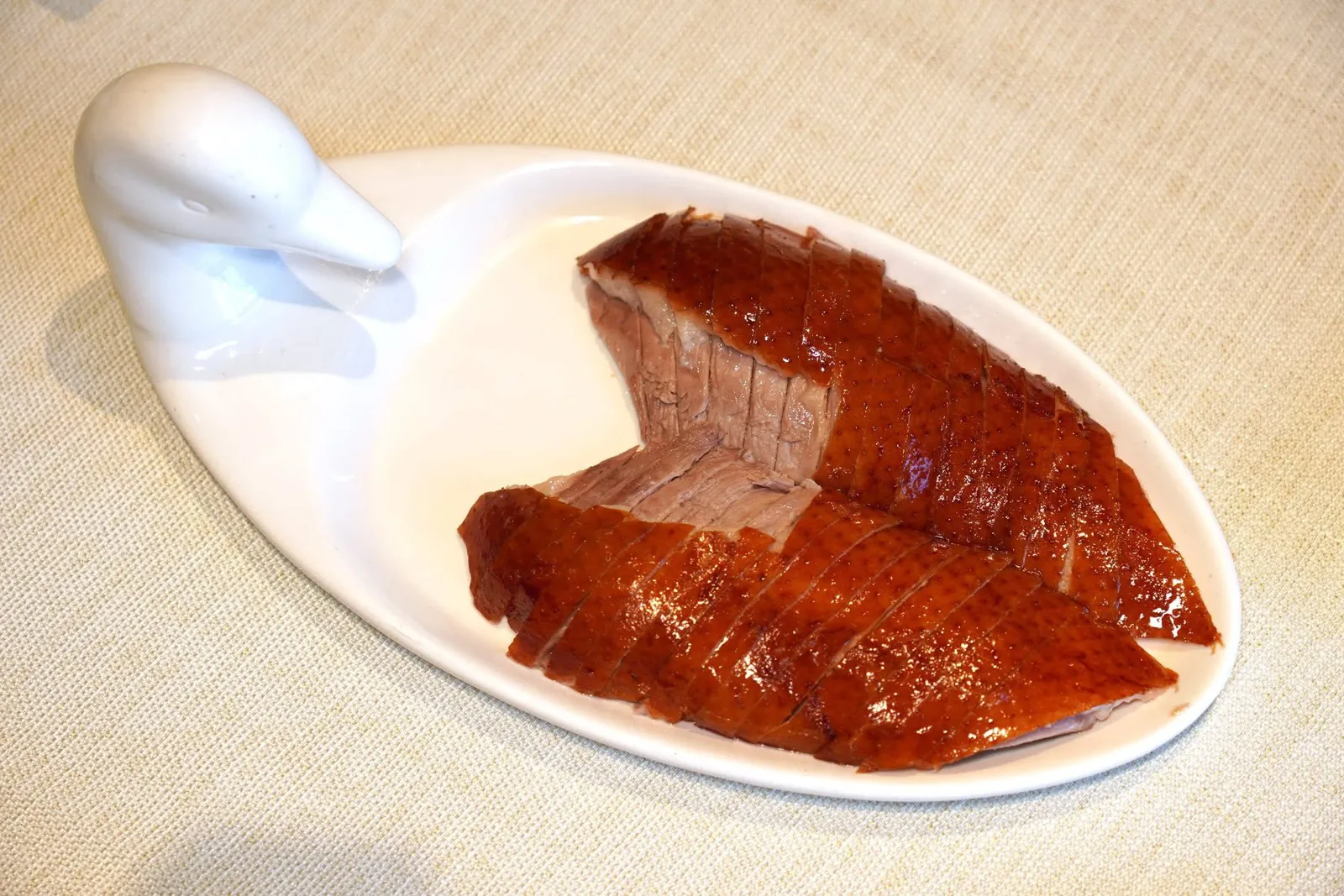北京式烤鸭 (每只) (498 CNY+)Peking Duck (Whole) (1,500 g)ถัดมาคือส่วนของหนังรอบอกจะเสิร์ฟมาสำหรับห่อ (16/20)