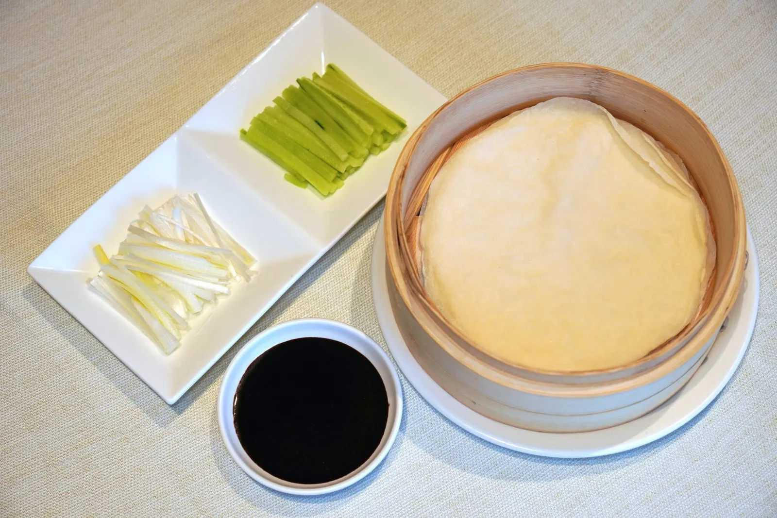 北京式烤鸭 (每只) (498 CNY+)Peking Duck (Whole) (1,500 g)อุปกรณ์สำหรับห่อมีแผ่นแป้ง ต้นหอม และแตงกวา (16/20)