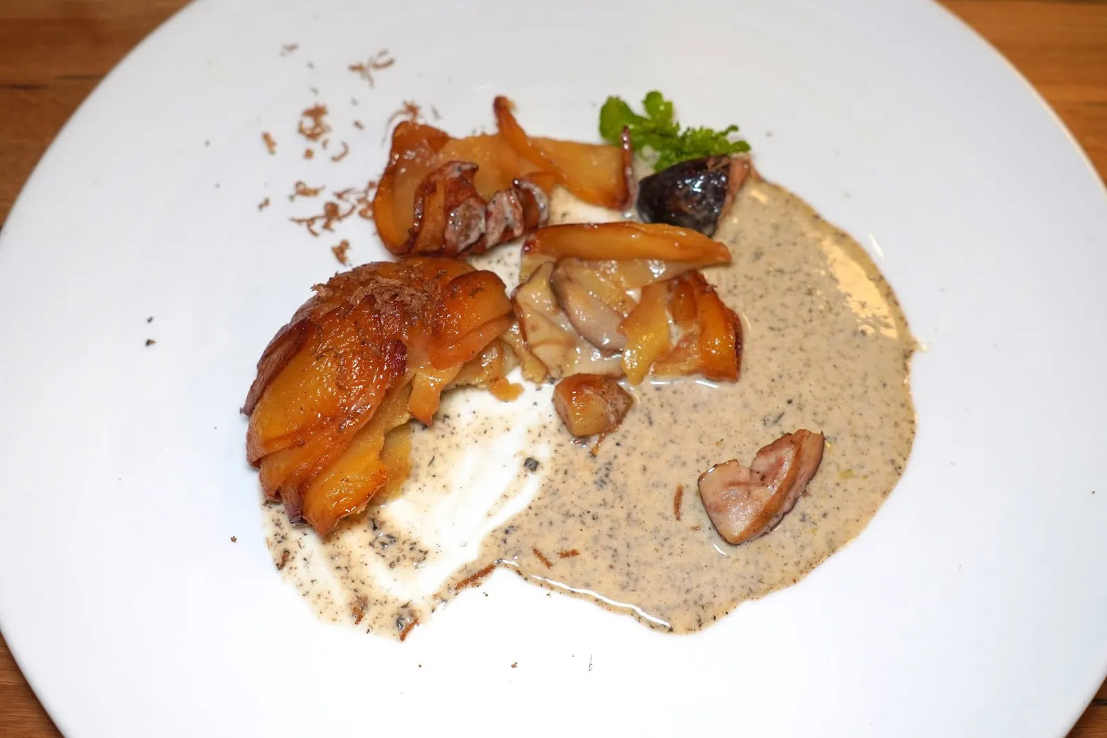 Un petit gâteau de pommes de terre aux cèpes. jus de truffes.มันฝรั่งจากภูเขาทาวตอนใต้ของประเทศอิตาลีเสิร์ฟมาเป็นเค้กควบคู่ไปกับเห็ดพอร์ชินีป่าท้องถิ่น ด้านบนท็อปด้วยกระเทียมสีชมพูที่ผ่านการอบด้วยอุณหภูมิไม่สูงนักในเตาอบจนได้เนื้อสัมผัสที่น่าพึงพอใจ ส่วนตัวซอสเตรียมมาจากทรัฟเฟิล พอร์ชินี และครีม (17/20)