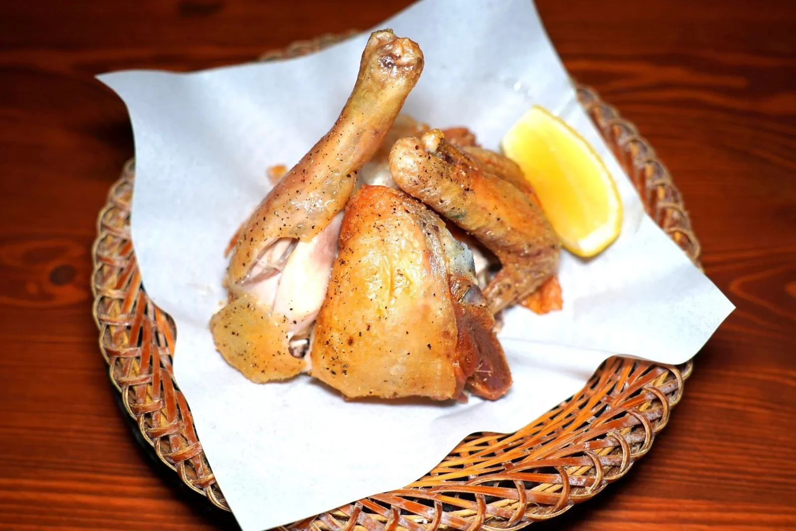 Jidori Su-age (290++)Deep frying halves chicken without batterไก่ครึ่งตัวเสิร์ฟทอดมาแบบหนังกรอบ เนื้อนุ่มฉ่ำ ไม่อมน้ำมัน อย่าลืมบีบเลมอนลงไปเพื่อเพิ่มมิติทางรสชาติ (14/20)