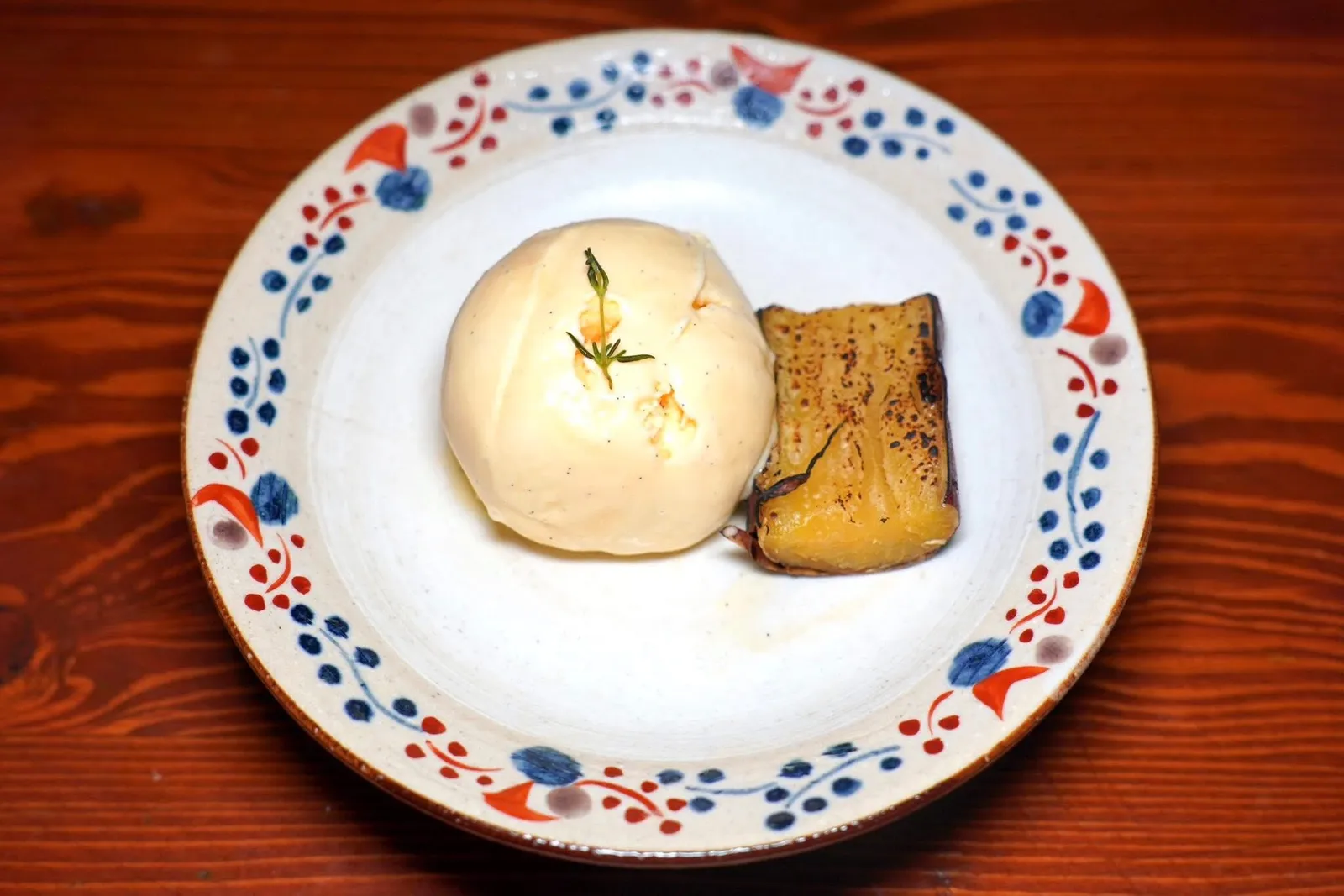 Charcoal roasted sweet potato from Japan with homemade vanilla ice creamมันภูเขาย่างจากประเทศญี่ปุ่นเสิร์ฟมาอุ่น ๆ กับไอศกรีมวานิลลาหอมเย็นชื่นใจ (13/20)