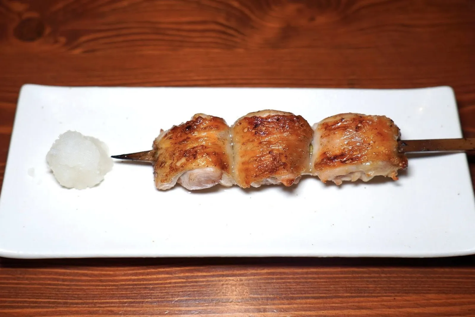 Momo Shio (90++)Chicken thigh with crispy skinเนื้อน่องไก่ย่างบนถ่านบินโจมาสุกกำลังดีแล้วโรยด้วยเกลือเพียงเบา ๆ (14/20)