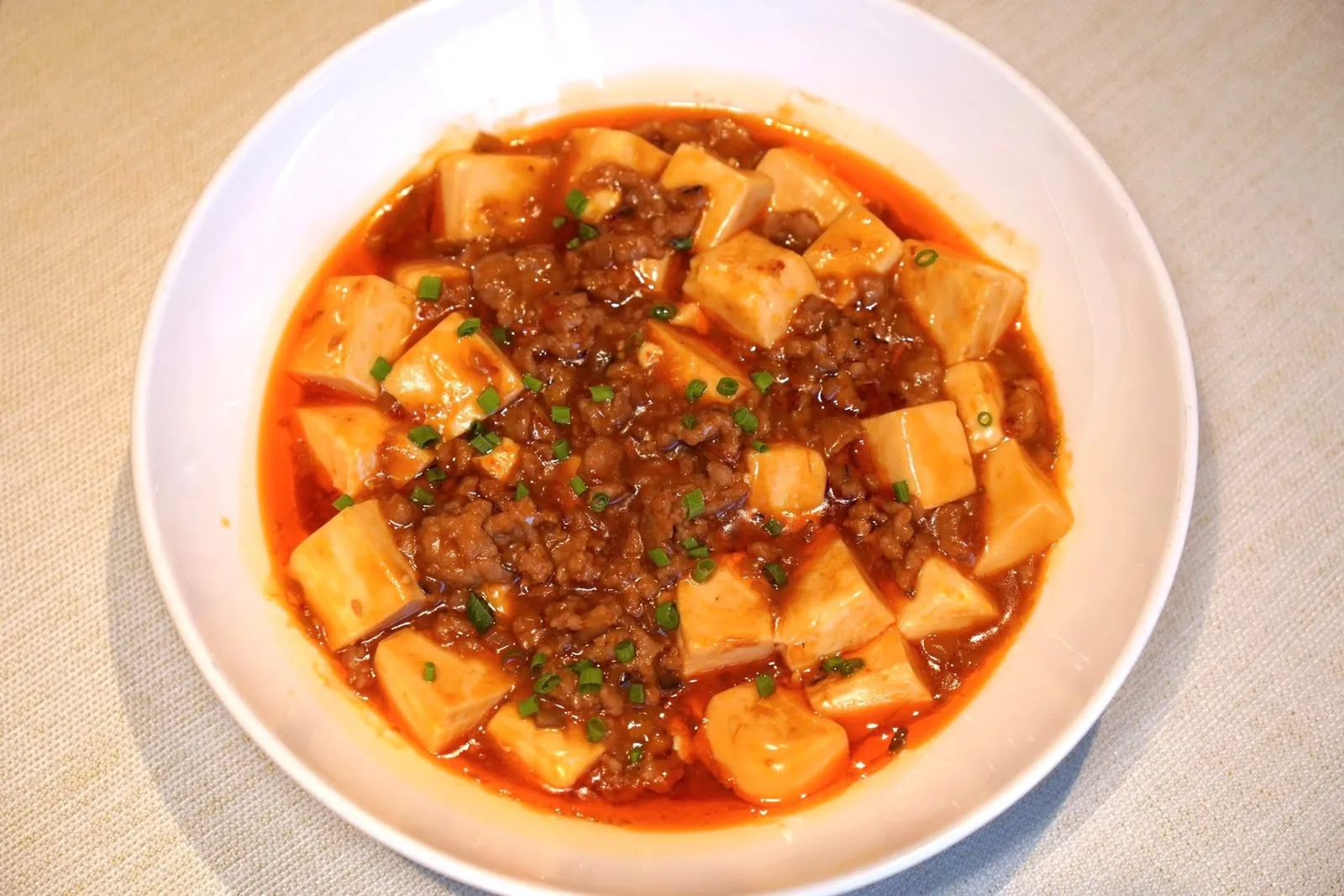 麻婆豆腐 (108 CNY+)Braised Beancurd with Minced Pork inSpicy 'Ma Po' Sauceเต้าหู้นุ่ม ๆ เสิร์ฟมากับหมูสับราดด้วยซอสหม่าผ่อที่มีความเผ็ดโดดแตกต่างจากสไตล์เสฉวนดั้งเดิม (15/20)