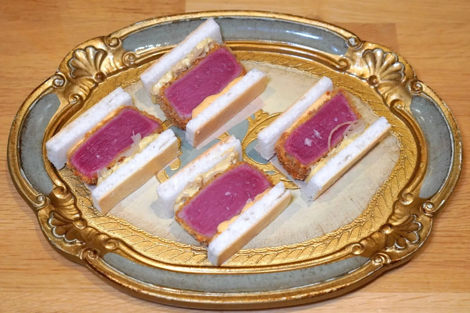 Katsu Sando Piedmonteseสุดยอดเมนูระดับพระกาฬที่แฝงความซับซ้อนเอาไว้ภายใต้หน้าตาที่ดูเรียบง่ายคือเมนูที่เชฟตีความ Katsu Sando ของประเทศญี่ปุ่นออกมาในสไตล์ Piedmont ได้อย่างสง่างาม เขาแทนที่เนื้อหมูแบบดั้งเดิมด้วยเนื้อวัว Fassona เตรียมมาได้เนื้อสัมผัสพอเหมาะพอดีไร้ที่ติ รอบ ๆ คือซอสกิมจิและซอสที่ผสมผสานมัสตาร์ดและแอนโชวี่เข้าด้วยกัน ชิ้นเนื้อเคี้ยวง่ายและสามารถละลายไปพร้อม ๆ กันกับ Salted Meringue ชั้นนอกได้อย่างน่าอัศจรรย์ (18/20)
