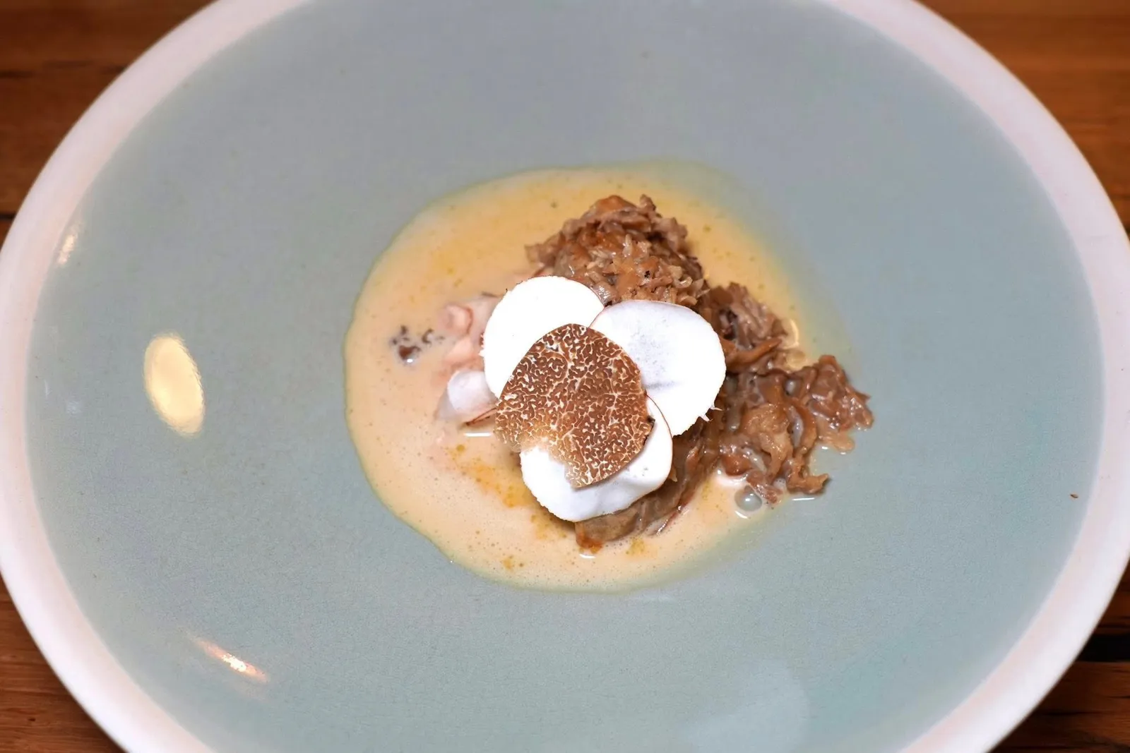 Morilles blanches d'automne en quenelle dans leur jus.เห็ดมอเรลขาวจากฤดูใบไม้ร่วงเสิร์ฟมาเป็นเคอร์แนลให้เนื้อสัมผัสเด้งสู้ฟันคล้ายลูกชิ้น ทั้งยังมีอโรมาเฉพาะตัวที่โดดเด่น ด้านในยัดไส้ด้วยเห็ดน้ำตาลสร้างมิติทางเนื้อสัมผัสที่แตกต่างกันอย่างมีมิติ ด้านบนท็อปด้วยทรัฟเฟิล Melanosporum และเห็ดฝานบาง จากนั้นราดด้วยซอสเห็ดน้ำตาลและมอเรลผสมผสานกันจนได้รสชาติกลมกล่อม (17/20)