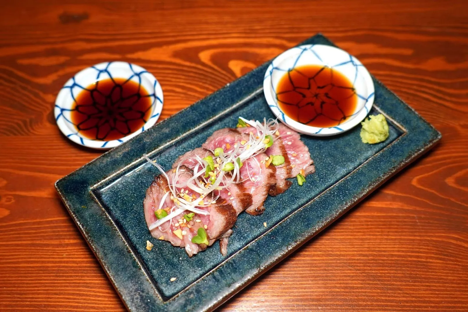Gyu Tataki (Chunk Shoulder) (490++)Seared rare beef with ponzu sauce and teriyaki sauceเนื้อดิบเซียบนเตาแล้วเสิร์ฟมากับซอสพอนซึหรือเทอริยากิ (13/20)
