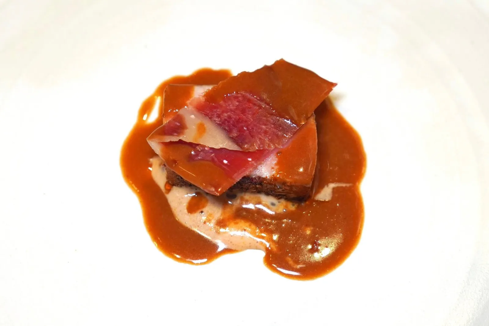 Tuna belly… roman satimbocca styleเชฟเลือกใช้เมนูยอดนิยมจากแถบตอนกลางของประเทศอิตาลีอย่าง Satimbocca alla Romana แต่เปลี่ยนจากเนื้อหมูมาเป็นส่วนท้องของปลาทูน่าแทน ด้านล่างคือซอส Roasted Hazelnut Butter ให้ความหอมมัน ด้านบนท็อปด้วย Joselito Ham ให้กลิ่นหอมและมิติทางเนื้อสัมผัสตัดกันกับความสู้ฟันเบา ๆ ของปลาทูน่าได้อย่างลงตัว จากนั้นที่โต๊ะพนักงานจะราดซอสรสชาติเข้มข้นที่เตรียมมาจากใบ Sage และเชอร์รี่จากประเทศสเปนลงไปอีกทีหนึ่ง (17/20)