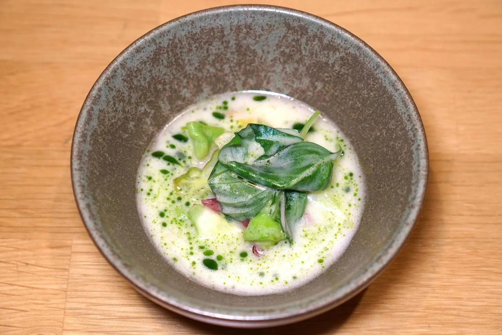 Patisson zucchini cooked in mozzarella sauce, basil and oliveซูคินีที่ต้มให้สุกในน้ำชีสมอซซาเรลล่าโดยเชฟเอาส่วนที่เป็นเคิร์ดออกไปแล้วคัดเฉพาะส่วนที่เป็นน้ำมาใช้ต้มจนสร้างความหอมละมุน จากนั้นตัดด้วยความฉุนของเบซิลและชิ้นมะกอก (17/20)