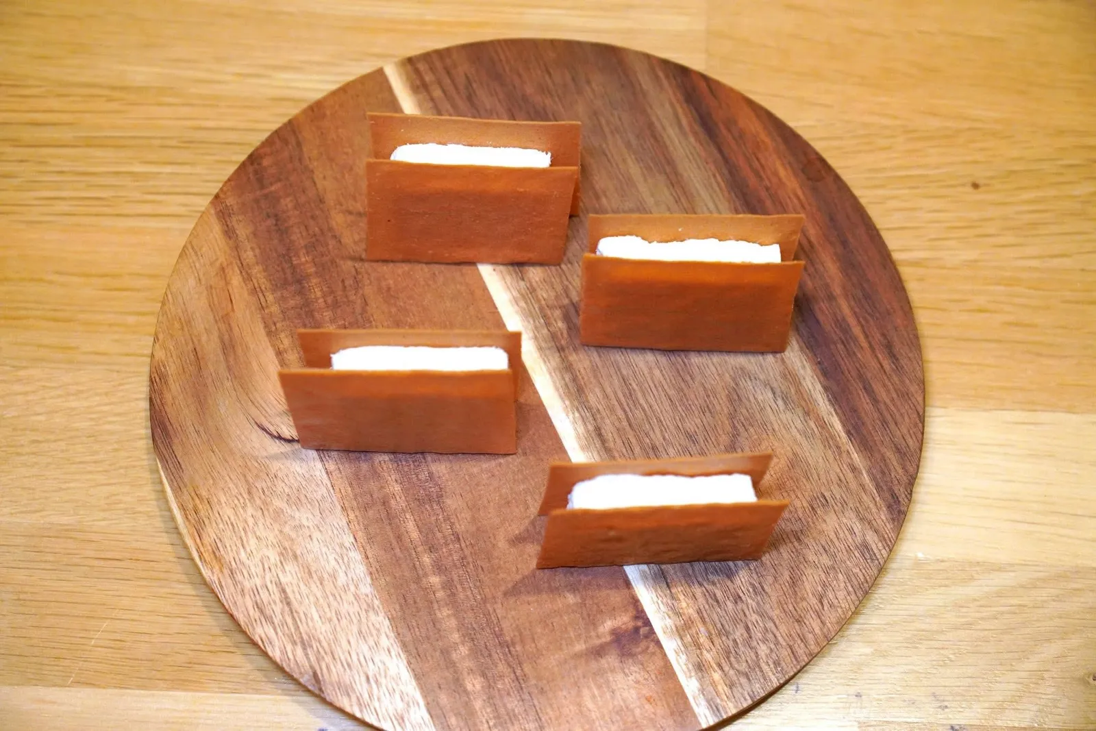 Parmigiano ice-cream “Bob Noto”เมนูที่อุทิศให้กับ Bob Noto นักชิมและนักวิจารย์อาหารชื่อดังผู้ล่วงลับชาว Turin คือแผ่นแคร็กเกอร์กรอบที่ตรงกลางเป็นไอศกรีมชีส Parmigiano หอมละมุน นอกจากนี้ยังมีความเปรี้ยวที่ได้จากแยมเลมอนอยู่ด้วย (16/20)