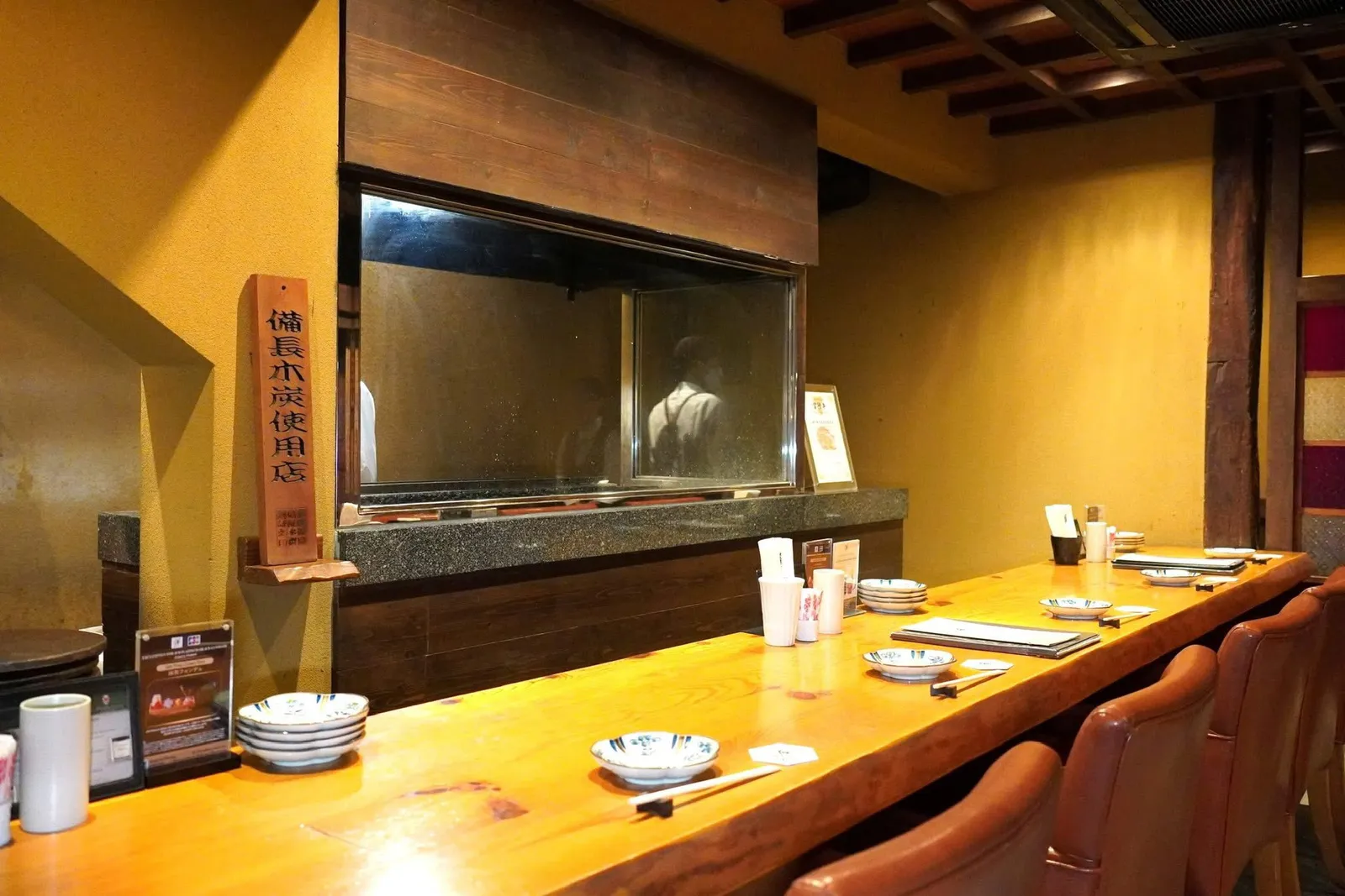 ตัวร้านตกแต่งโดยใช้ไม้ญี่ปุ่นโบราณจากแถบจังหวัด Kyoto ให้บรรยากาศเสมือนหลุดไปอยู่ในภาพยนต์ย้อนยุค