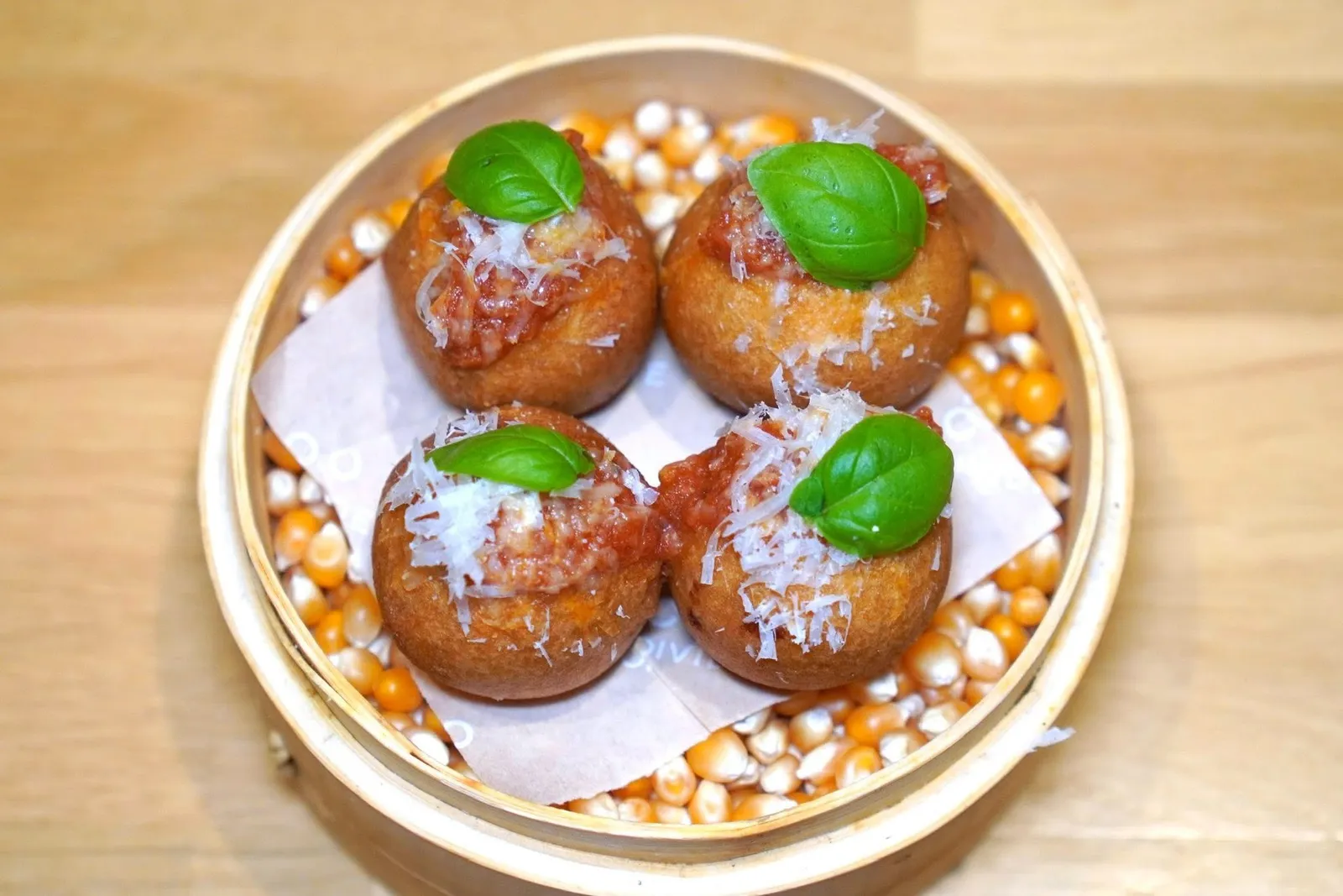 Neapolitan Takoyakiปิดท้ายด้วยทาโกยากิสไตล์ Neapolitan โดยเชฟเปลี่ยนองค์ประกอบอื่น ๆ นอกจากแป้งมาเป็น Neapolitan Ragù จากนั้นท็อปด้านบนด้วยชีสนมแพะ (17/20)