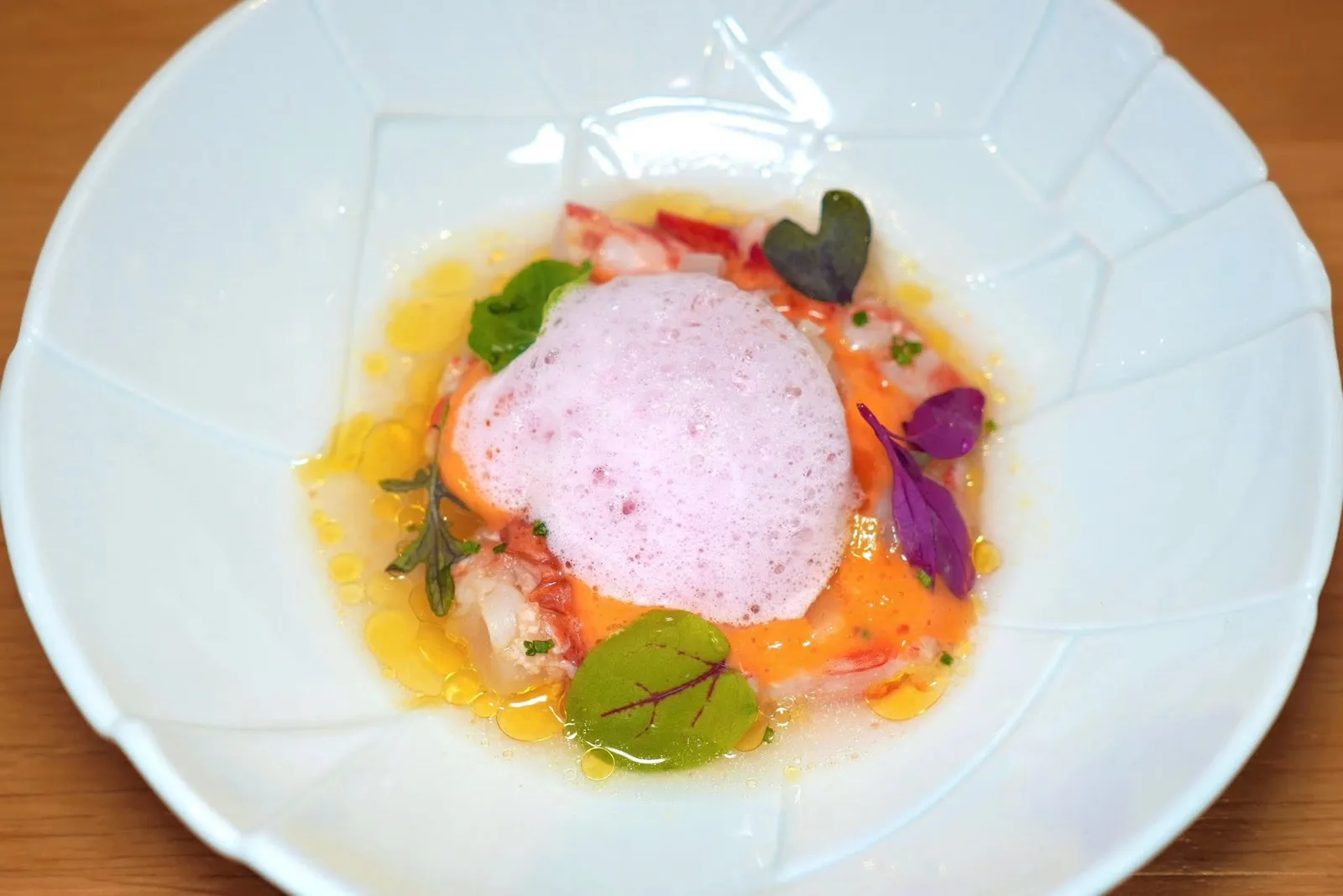 Shellfish SalpiconSalpicon เป็นเมนูสไตล์สเปนโดยเชฟเสิร์ฟเนื้อกุ้ง Astice และกุ้ง Mazzancolla มาควบคู่กับผักที่เตรียมมาในสไตล์ alla Piedmontese ให้รสหวานธรรมชาติ ด้านบนคือโฟมเบา ๆ ที่เตรียมมาจากหัวหอมหมักนั่นเอง (16/20)