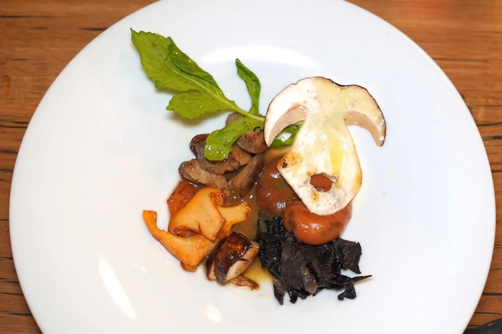 Quelques champignons de nos montagnes. jus crémé.จานนี้ประกอบไปด้วยเห็ดป่าท้องถิ่นหลายชนิดเช่นพอร์ชินี (Porcini), จิโรล (Girolle), เห็ดหูหนูดำ (Black Chanterelle), เห็ดน้ำนมเลือด (Sanguin) และเห็ดถ่าน (Charbonnier) เสิร์ฟมาในซอสรสชาติกลมกล่อม เชฟใส่น้ำมันมะกอกลงไปด้วย จากนั้นใส่ผักร็อคเก็ตลงมาเพื่อช่วยสร้างกลิ่นฉุนเล็กน้อย (16/20)