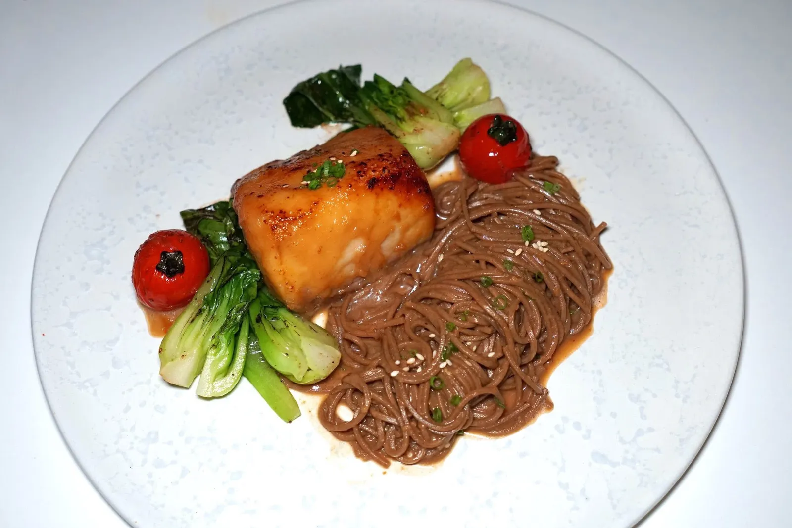 Miso Cod (690++)black cod, buckwheat soba noodles, sesame-ginger dressing, bokchoyปลาแบล็คค็อดชิ้นโต ข้าง ๆ คือเส้นโซบะบัควีทคลุกกับซอสซอสงาและขิงหอม ๆ รวมไปถึงมีผักบ๊อกฉ่อยเสิร์ฟมาด้วย (14/20)