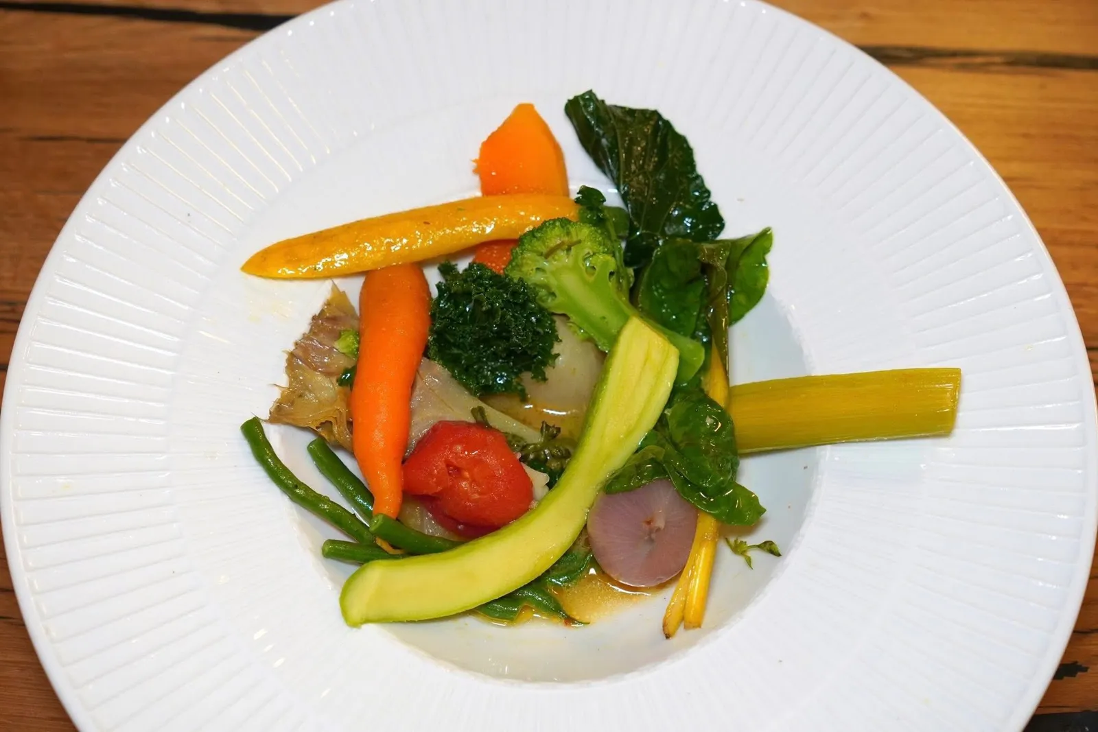 Légumes de notre potager d'Eze comme un pot au feu au pistou.ผักหลากหลายชนิดจากสวนของเชฟในเมือง Èze เตรียมมาในสไตล์ Pot au Feu เชฟเสิร์ฟผักต่าง ๆ มากัยซุปที่เตรียมมาจากเปลือกชั้นแรกของผัก ยังมีซุปอีกส่วนหนึ่งที่ผสมผสานกับเบซิล จากสององค์ประกอบที่ว่ามาทำให้คอร์สนี้มีการผสมผสานระหว่าง 2 เมนูพื้นบ้านคือ Pot au Feu และ Pistou ได้อย่างกลมกล่อมลงตัว (17/20)