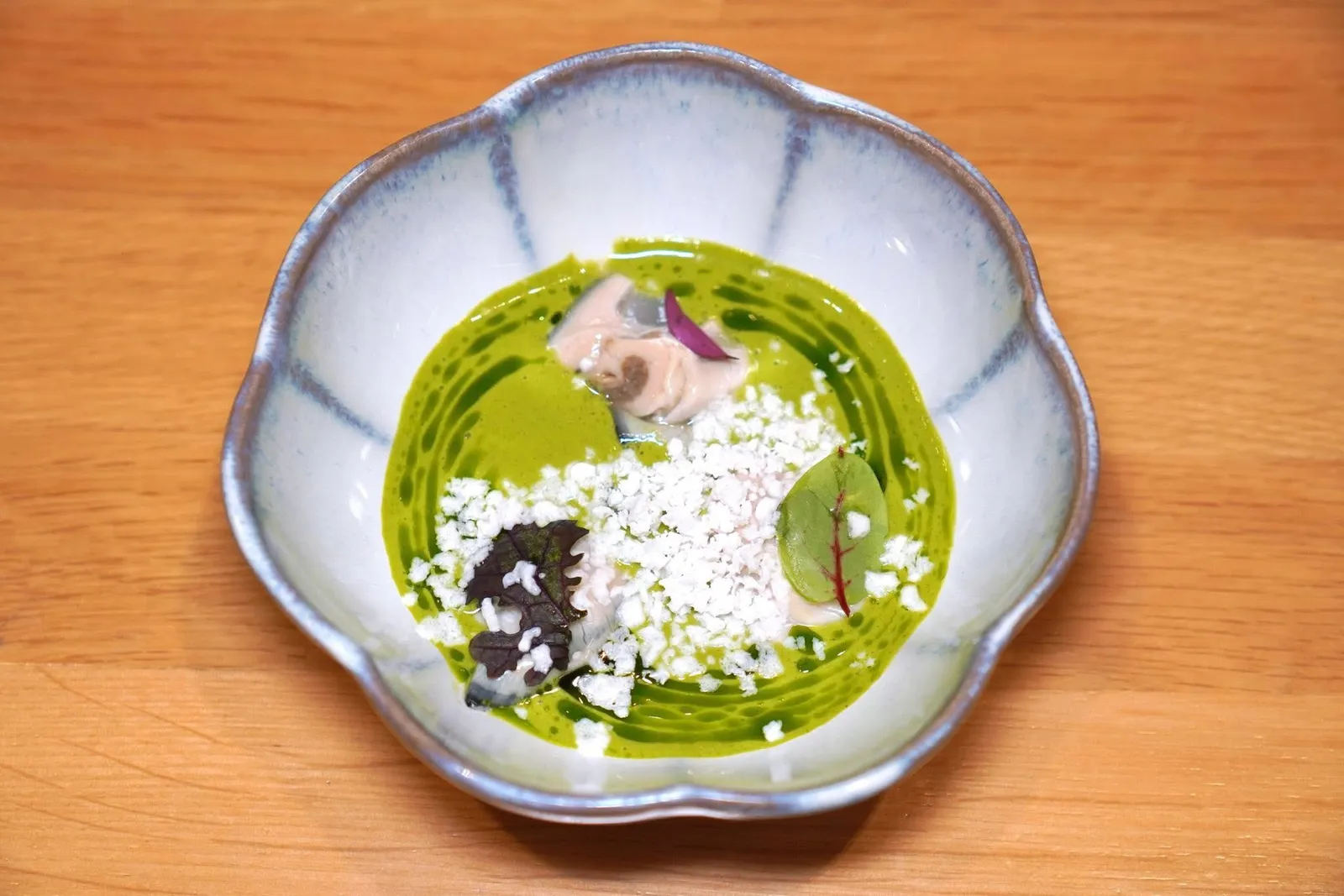 Oyster with herbs and vinaigrette -196°Cหอยนางรมหั่นมาเป็นชิ้นพอดีคำ รอบ ๆ คือซอสที่ใช้สมุนไพรบางชนิดของแกงเขียวหวานไทยช่วยเรียกความสดชื่นโดยเชฟตั้งใจใส่เพียงพริกไทยจากทางตอนใต้ของประเทศอิตาลีลงไปเพื่อไม่ให้มีรสชาติจัดจ้านมากนัก ด้านบนคือ Vinaigrette ที่เตรียมมาจากโปรตีนของหอยนางรมเองโดยอาศัยไนโตรเจนเหลวที่มีอุณหภูมิ -196°C (17/20)
