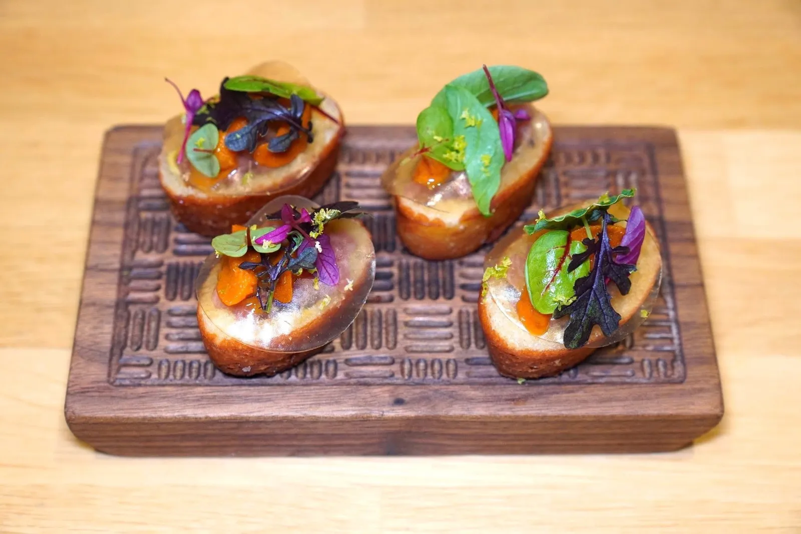 Mondialito with raw tuna tartare and sea urchinsคอร์สนี้คือเชฟตีความ Mondialito สไตล์สเปนเสียใหม่โดยใช้ขนมปังทอดสอดไส้ส่วนท้องของปลาทูน่าเสิร์ฟมาเป็น Tartare ด้านบนคืออูนิช่วยสร้างความสดชื่นให้กับจานได้ดี (15/20)