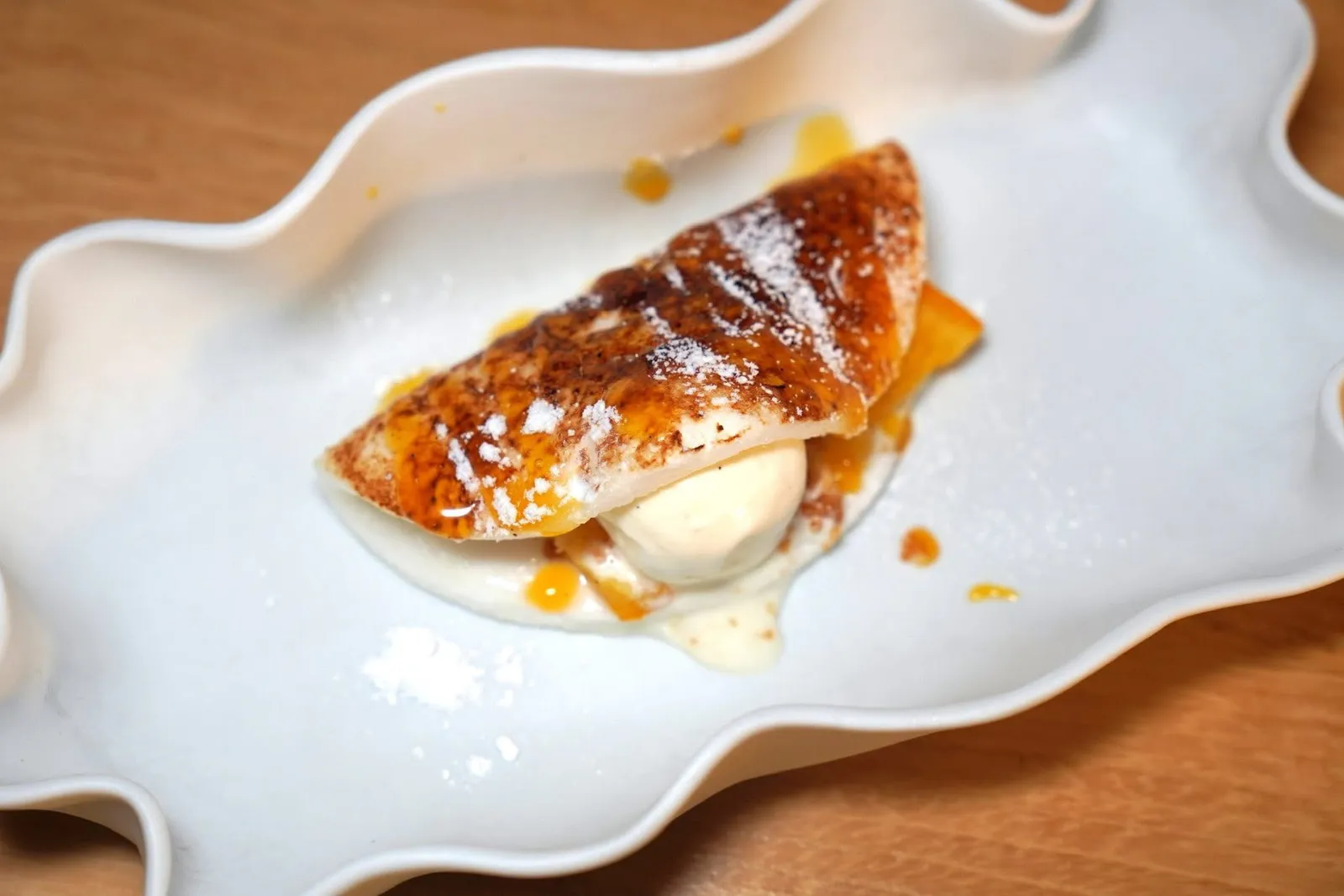 DESSERTS FESTIVALของหวานจานแรกคือ Crêpes Suzette ที่ปรับรูปแบบการเสิร์ฟมาใช้ Italian Meringue ที่ผ่านการ Flambeed จนผิวชั้นนอกไหม้และหอม ด้านในคือครัมเบิ้ล ครีม รวมไปถึงส้มที่จะละลายไปพร้อม ๆ กันกับเมอแรงก์ (16/20)