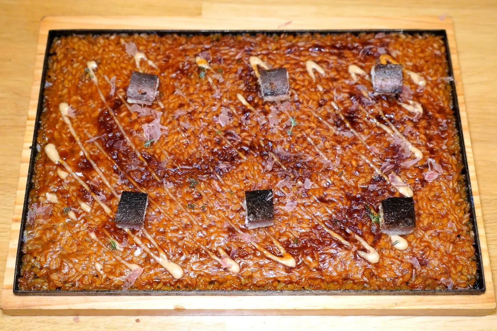 Risoni and eel… arroz styleถาดทรงสี่เหลี่ยมผืนผ้าที่ปกติจะใช้ในการเสิร์ฟข้าวสไตล์สเปนแต่ในที่นี้เชฟเลือกใช้พาสต้า Risoni ปรุงให้สุก 2 ครั้งเพื่อให้มีเนื้อสัมผัสที่กรอบเหมือนความ Socarrat ของข้าว ในจานยังมีซอส Aioli และเนื้อปลาไหลที่ปรุงให้สุกด้วยไฟจนมีความหอมโดดเด่น นอกจากนี้ยังมีความอุมามิที่ได้จาก Katsuobushi อีกด้วย (17/20)