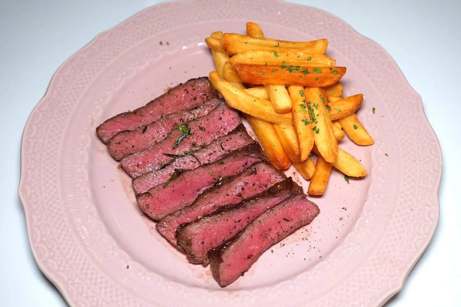 Black Onyx Steak 250g (1,100++)choice of creamy potato purée, fries, sautéed market vegetables or saladสเต๊กเนื้อแบล็คโอนิกซ์เสิร์ฟมาที่ความสุกมีเดียมแรร์ควบคู่ไปกับมันฝรั่งทอด (13/20)