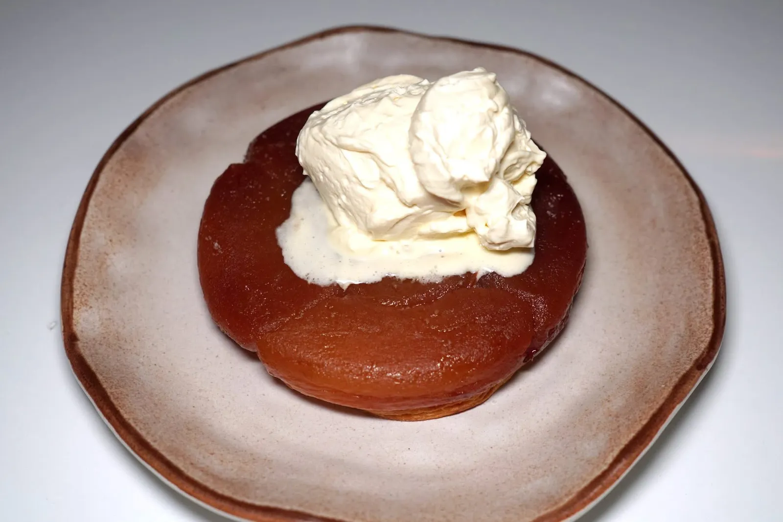 Homemade Tarte Tatin (330++)slow-baked apples, homemade pastry & vanilla chantillyทาร์ตตาแตงโฮมเมดที่ใช้แอปเปิ้ลกว่า 2 ลูกอบช้า ๆ จนนุ่มละมุน ด้านล่างรองด้วยแพสทรี่กรอบ ด้านบนท็อปด้วยครีมวานิลลา (13/20)